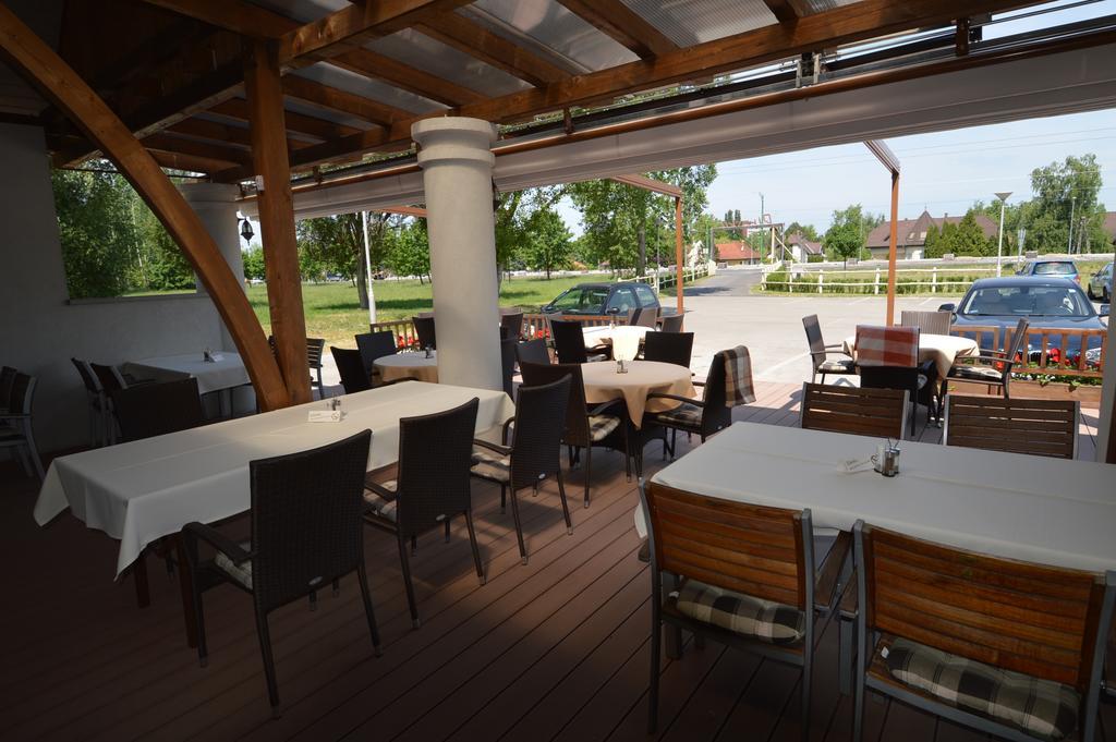 Piroska Csarda Es Panzio Bed & Breakfast Siofok Exterior photo